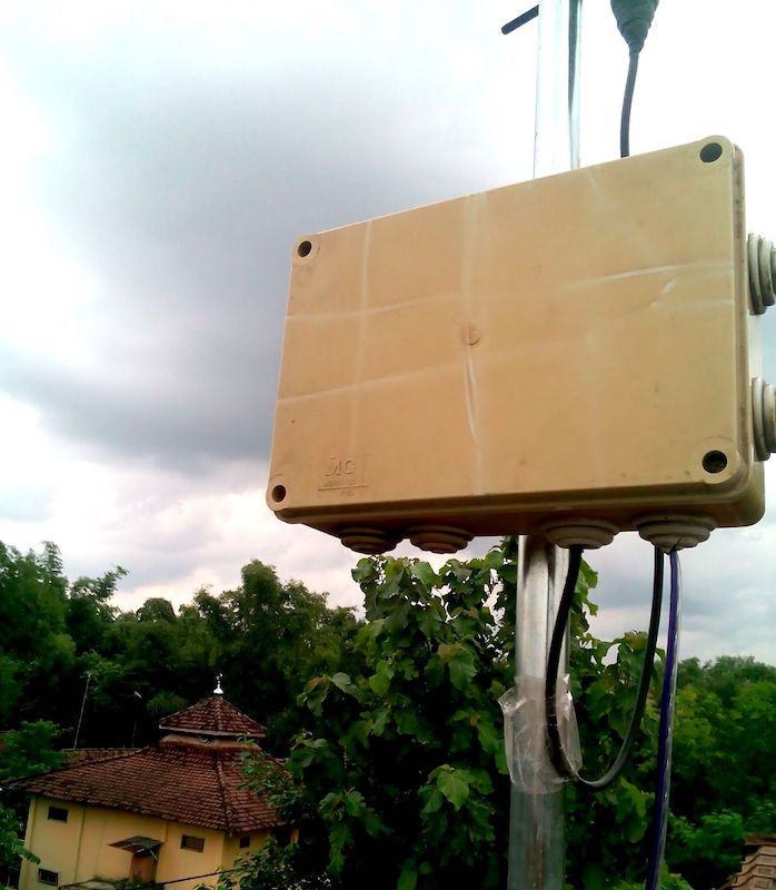 Very early version of Perpustakaan Nirkabel server antenna and box before relocation. The signal of this transmitter system can reach an area of more than two kilometers because it is free from obstructions from buildings and trees and the location is relatively flat.