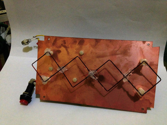 Perpustakaan Nirkabel transmitter unit in Lebong Tandai uses a biquad type internal antenna.