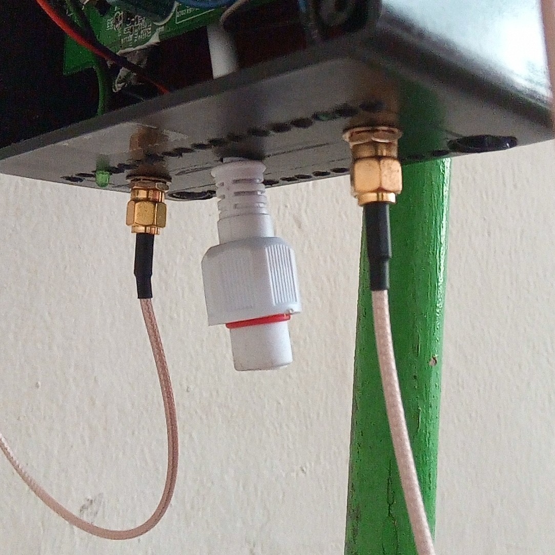Konektor SMA dan adapter ke adaptor tipe waterproof di bagian bawah.