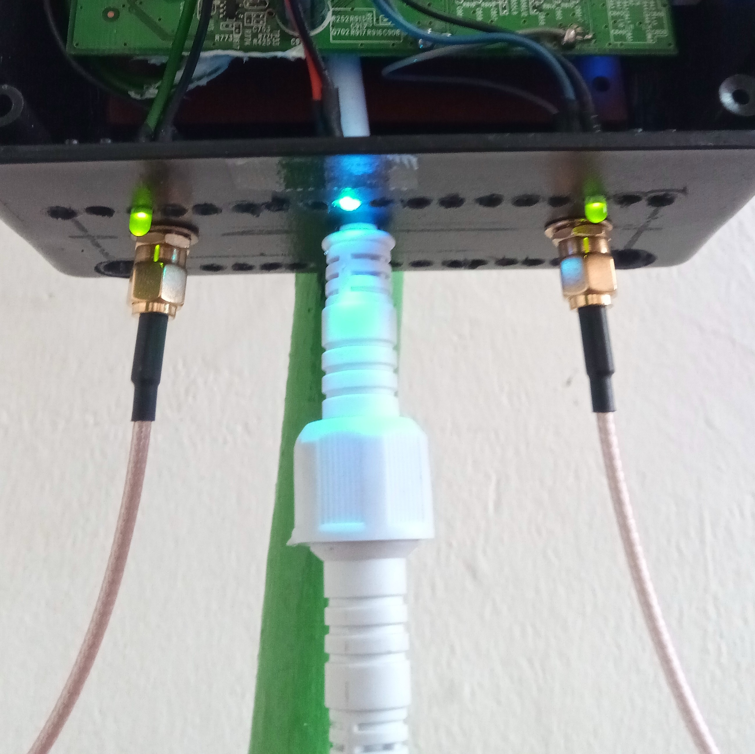 Tiga led indikator untuk arus DC, data, dan transmisi WIFI