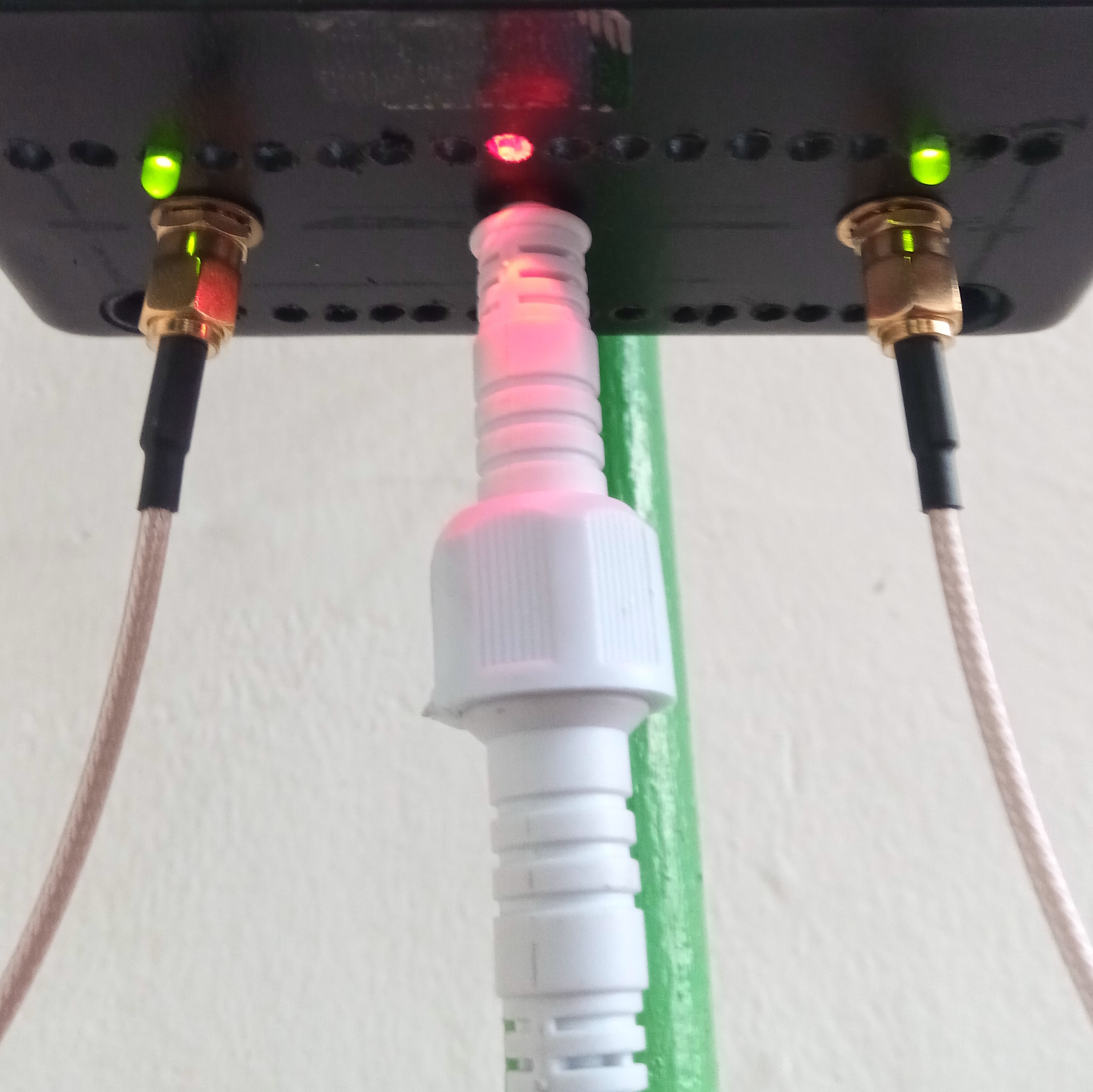 Tiga led indikator untuk arus DC, data, dan transmisi WIFI