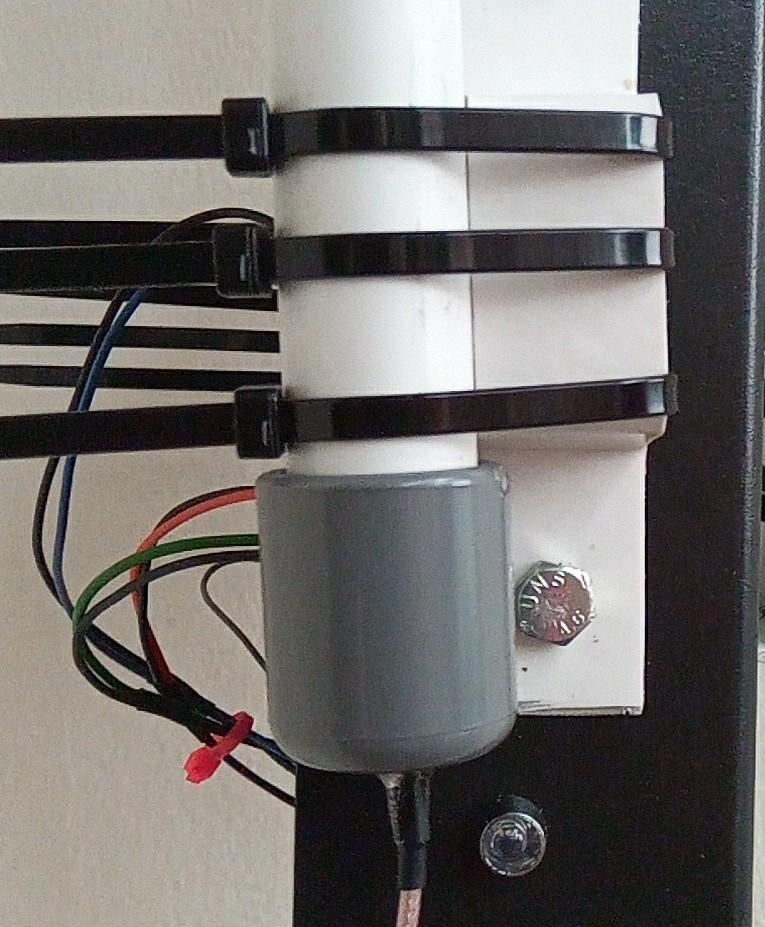 Ikatan antena ke boks menggunakan peringkus kabel (cable ties).
