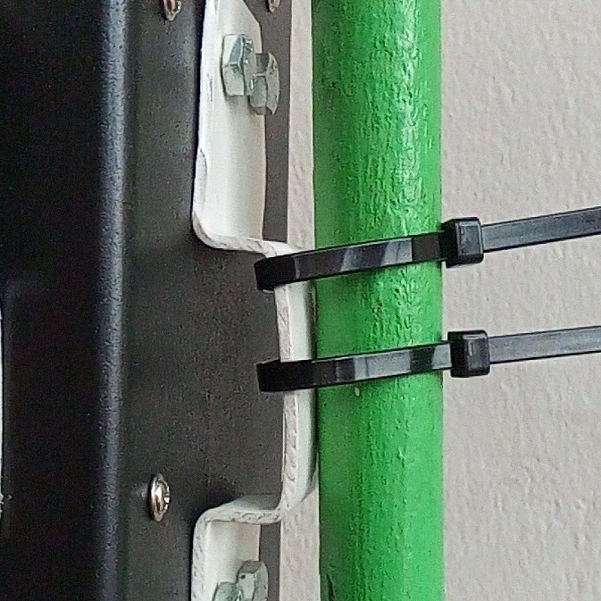Ikatan boks ke tiang penyangga menggunakan peringkus kabel.