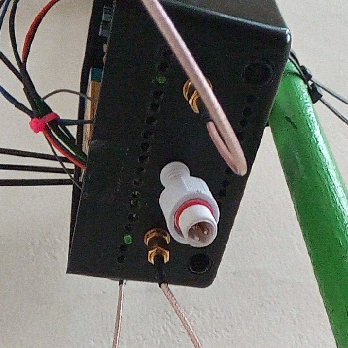 Konektor DC sebelum dihubungkan ke kabel adaptor.