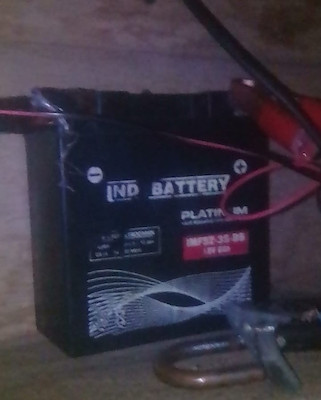 Aki pemasok arus ke server. Foto: Yohanes Tasirikeru.