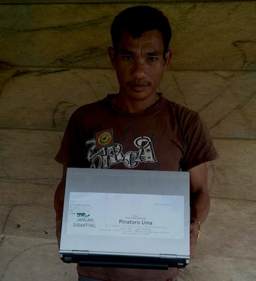 Serah terima Perpustakaan Nirkabel edisi laptop. Foto: Yohanes Tasirikeru.