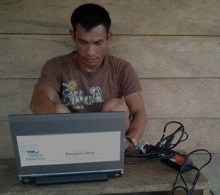Serah terima Perpustakaan Nirkabel edisi laptop. Foto: Yohanes Tasirikeru.