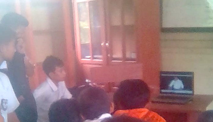 Guru menggunakan laptop Perpustakaan Nirkabel untuk proses belajar-mengajar di kelas. Foto: Yohanes Tasirikeru.