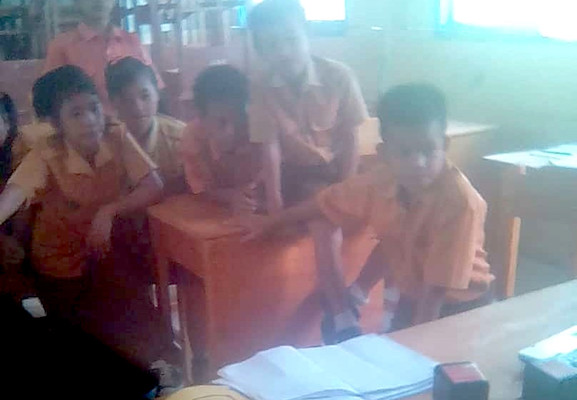 Guru menggunakan laptop Perpustakaan Nirkabel untuk proses belajar-mengajar di kelas. Foto: Yohanes Tasirikeru.