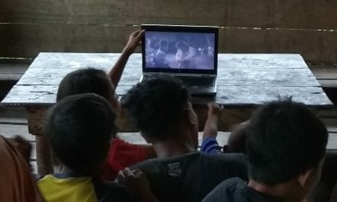 Menonton video pendidikan bersama-sama usai sekolah. Foto: Yohanes Tasirikeru.