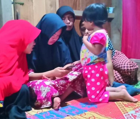 Warga mencoba akses melalui telepon genggam