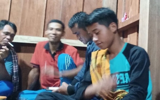 Warga mencoba akses melalui telepon genggam