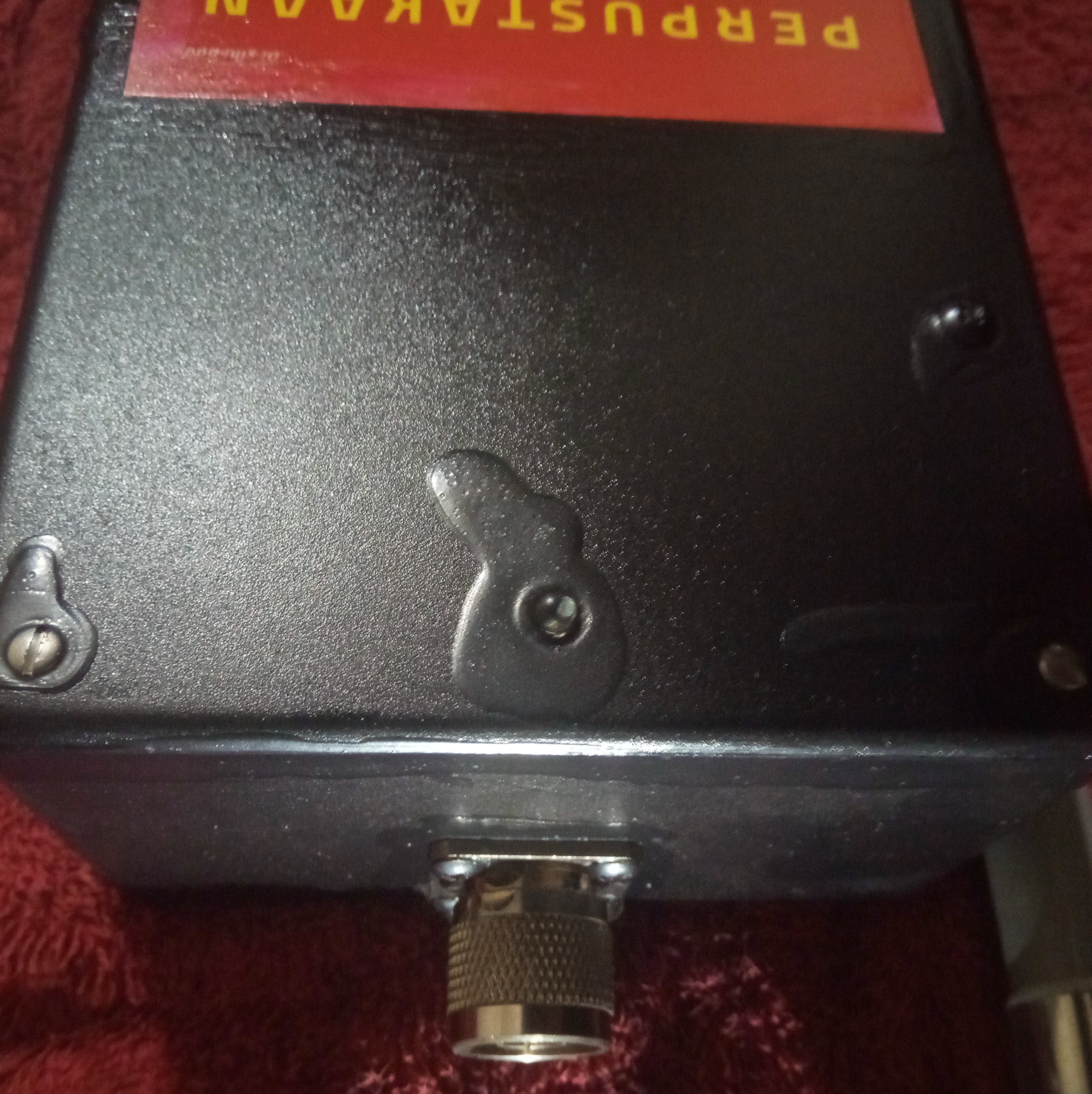 Antena server menggunakan konektor tipe N-Male flat yang relatif lebih tahan goncangan.