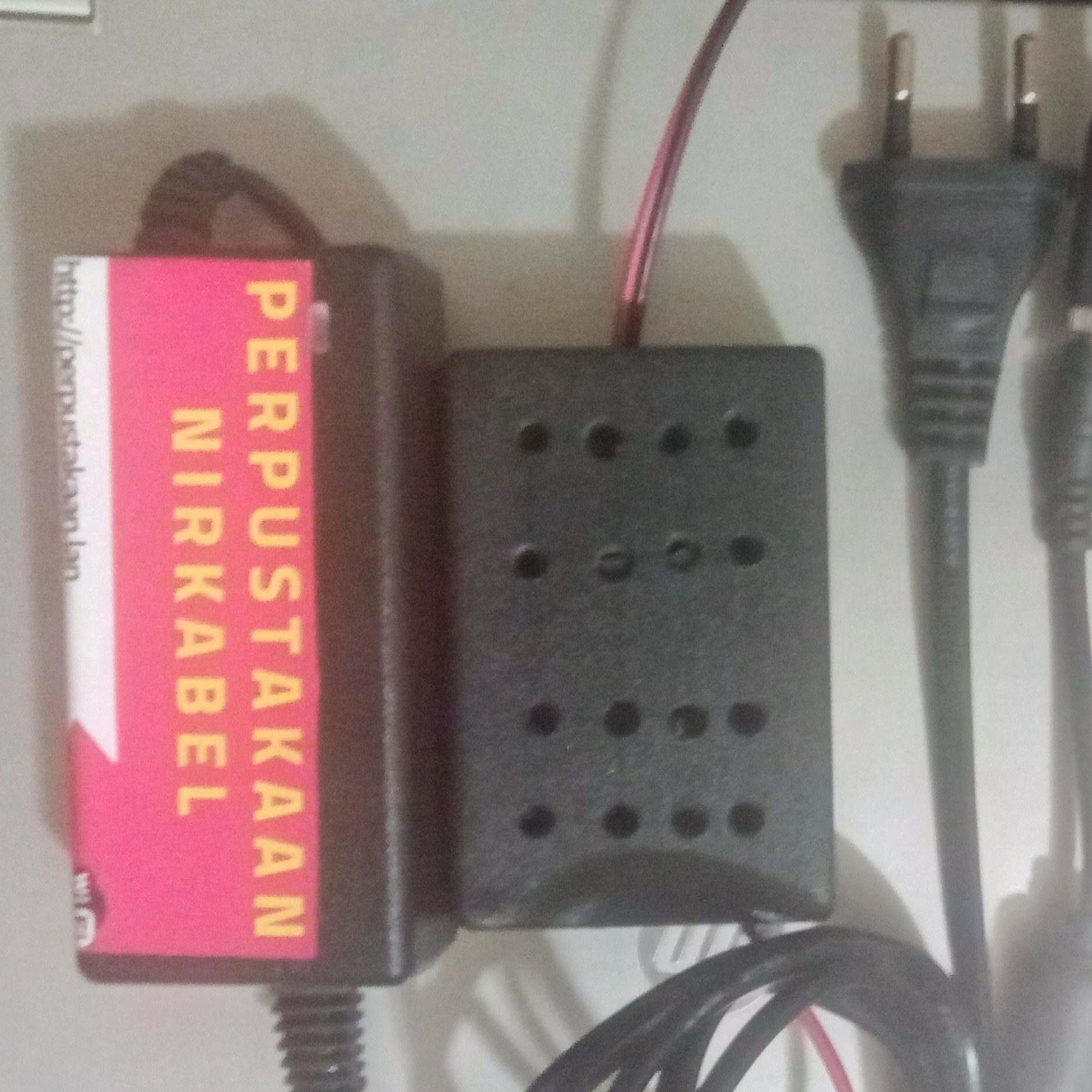 Adaptor 12V/3A dan kotak berisi relay. Relay ini berfungsi memutuskan total arus dari adaptor. Edisi server sejak proyek ini menanam relay di dalam kotak.