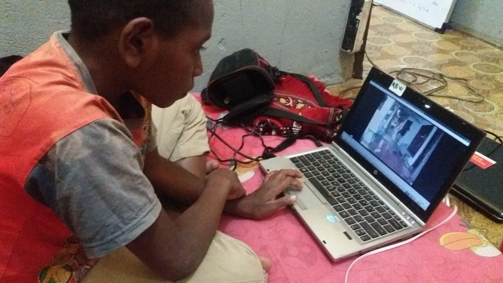 Belajar memakai trackpad laptop di Rumah Belajar WamenaFoto: Arum Pratiwi