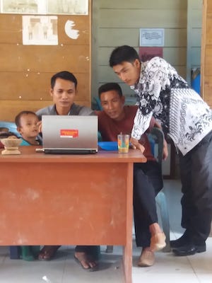 Para guru SD Negeri 24 Madobak-Ugai sedang mempelajari materi ajar Kurikulum 2013 menggunakan Perpustakaan Nirkabel. Foto: Yohanes Tasirikeru.