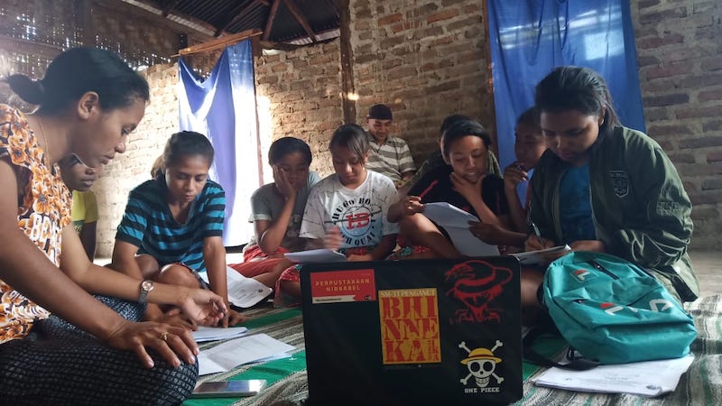 Gerilya literasi digital nirkabel di Alor. Anak-anak belajar menggunakan Perpustakaan Nirkabel untuk menyelesaikan soal ujian sekolah.Foto: Abdul Mahyuddin Djou