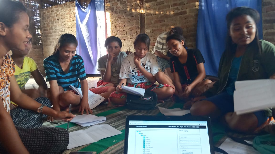 Gerilya literasi digital nirkabel di Alor. Anak-anak belajar menggunakan Perpustakaan Nirkabel untuk menyelesaikan soal ujian sekolah.Foto: Abdul Mahyuddin Djou