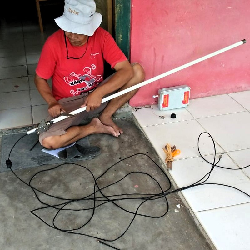 Residents took down the antenna and box for re-installation. Reinstallation was forced due to substandard system performance. The components replaced are the server adapter to the antenna and the 3A/12V DC power cable. Photo: Jaka Marlansius