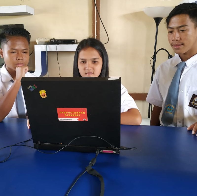 This project has succeeded in extending the life of Pentium technology laptops. The age of the laptop and user in this photo is more or less the same. Photo: Tri Sunarto