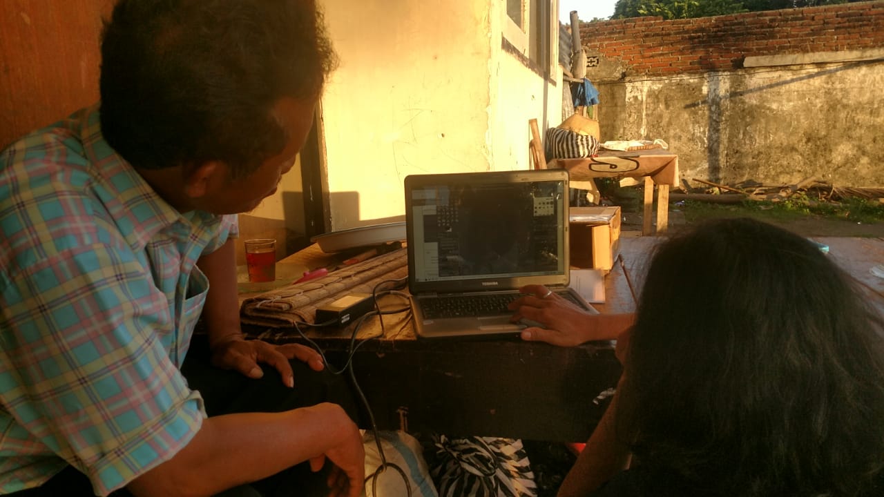 Pengenalan cara kerja laptop kepada Pak Syahidin, kepala pengungsian Jemaah Ahmadiyah di Asrama Transito Mataram. Foto oleh: Abdul Latif Pariaman