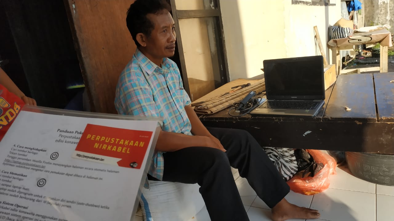 Serah terima laptop kepada pengungsi Jemaah Ahmadiyah di Asrama Transito Mataram melalui Pak Syahidin. Foto oleh: Abdul Latif Pariaman