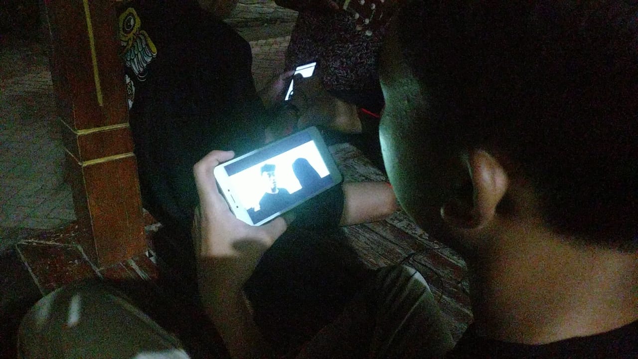 Murid Sekolah Pedalangan Wayang Sasak mencoba teknologi server nirkabel. Foto: Abdul L. Pariaman