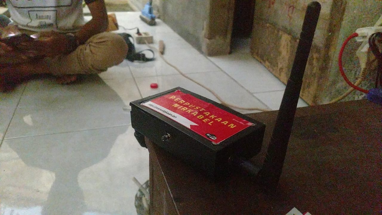 Server Perpustakaan Nirkabel untuk Sekolah Pedalangan Wayang Sasak. Foto: Abdul L. Pariaman