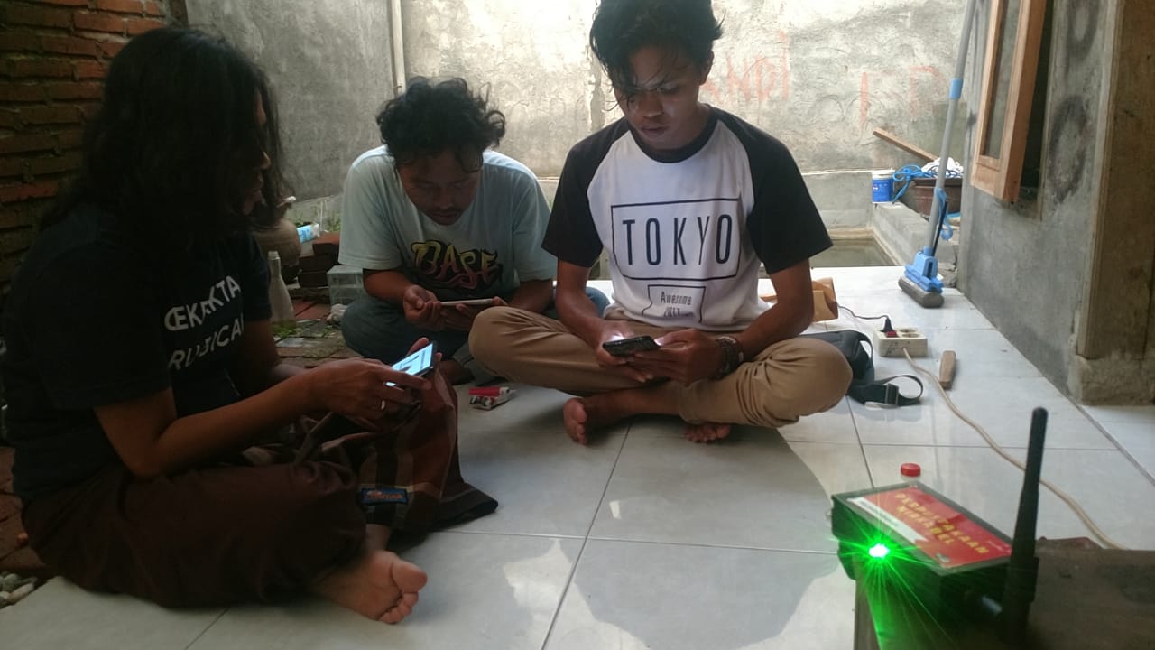 Murid Sekolah Pedalangan Wayang Sasak mencoba teknologi server nirkabel. Foto: Abdul L. Pariaman