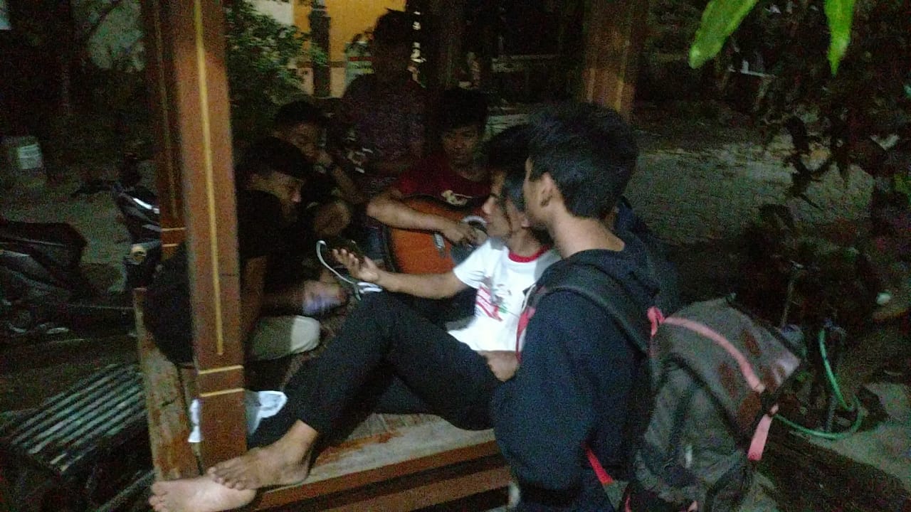 Murid Sekolah Pedalangan Wayang Sasak mencoba teknologi server nirkabel dari beruga (semacam rumah kecil di halaman rumah). Foto: Abdul L. Pariaman