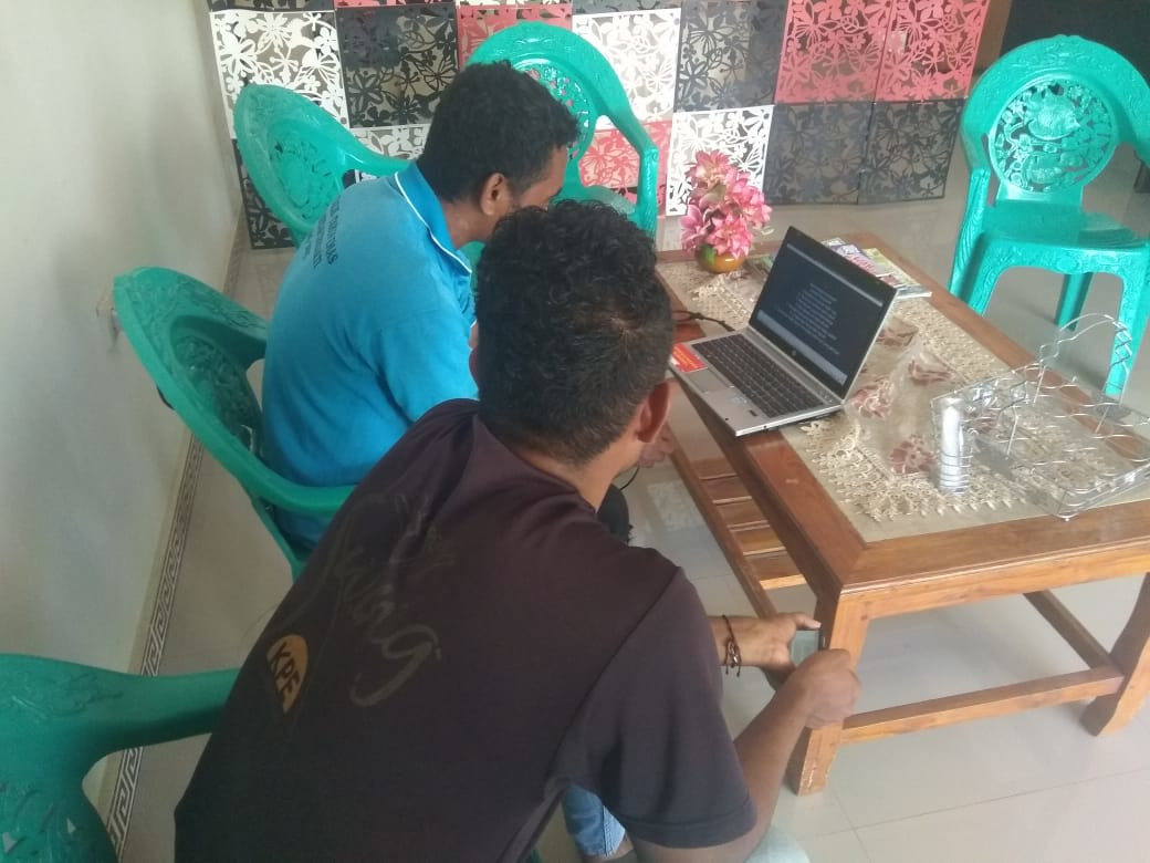 Relawan literasi lokal sedang menggunakan laptop Perpustakaan Nirkabel. Foto: Rendy Valentino.