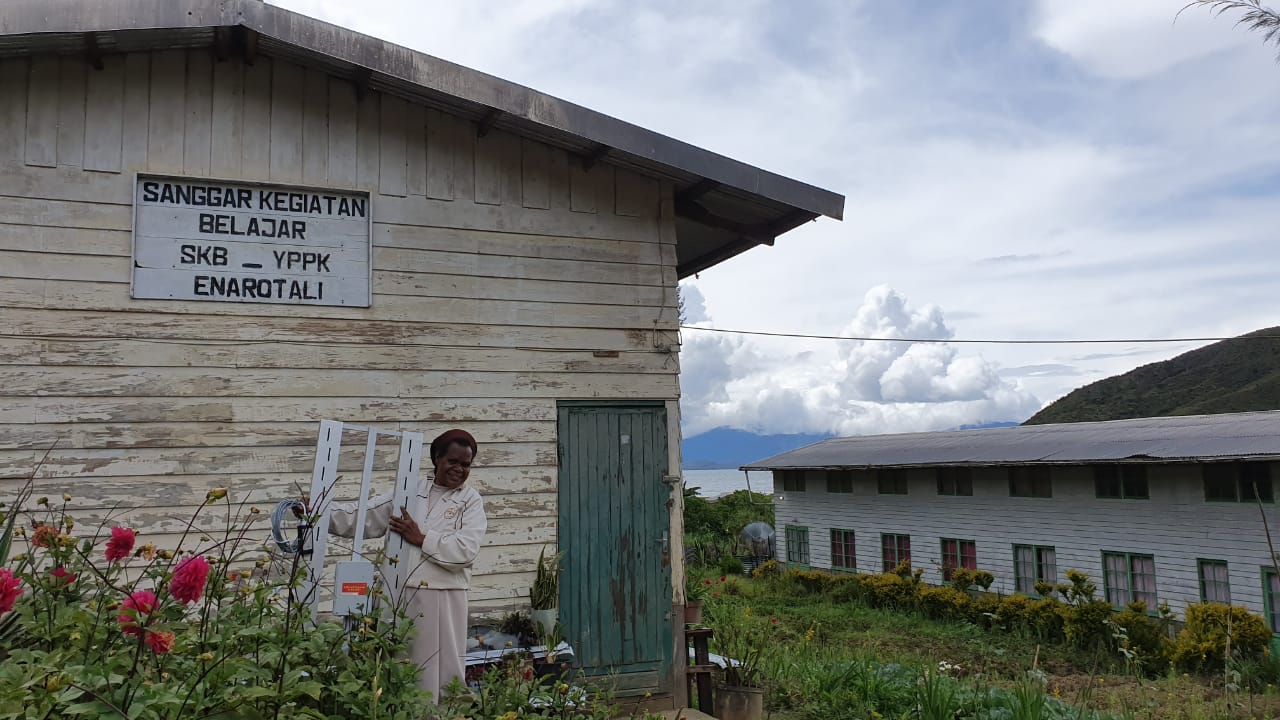 SKB Enarotali executive director, Sr. Marichen, DSY holding the transmitter box and the antenna installed here. Photo: Sudrijanto SJ